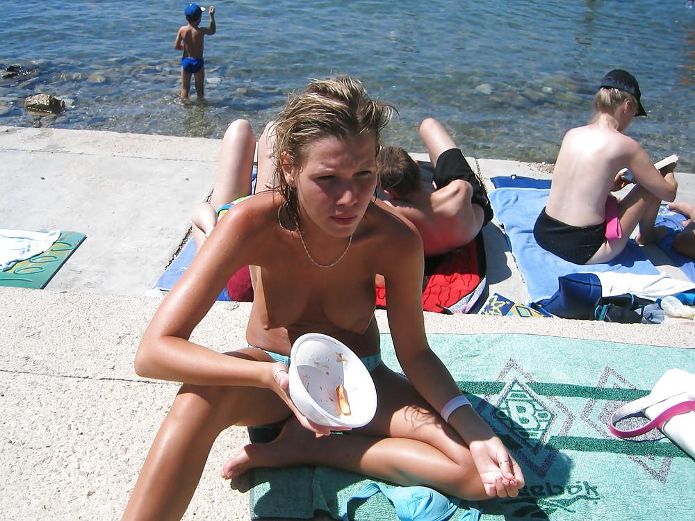 25P Sunbathing topless in the Sun