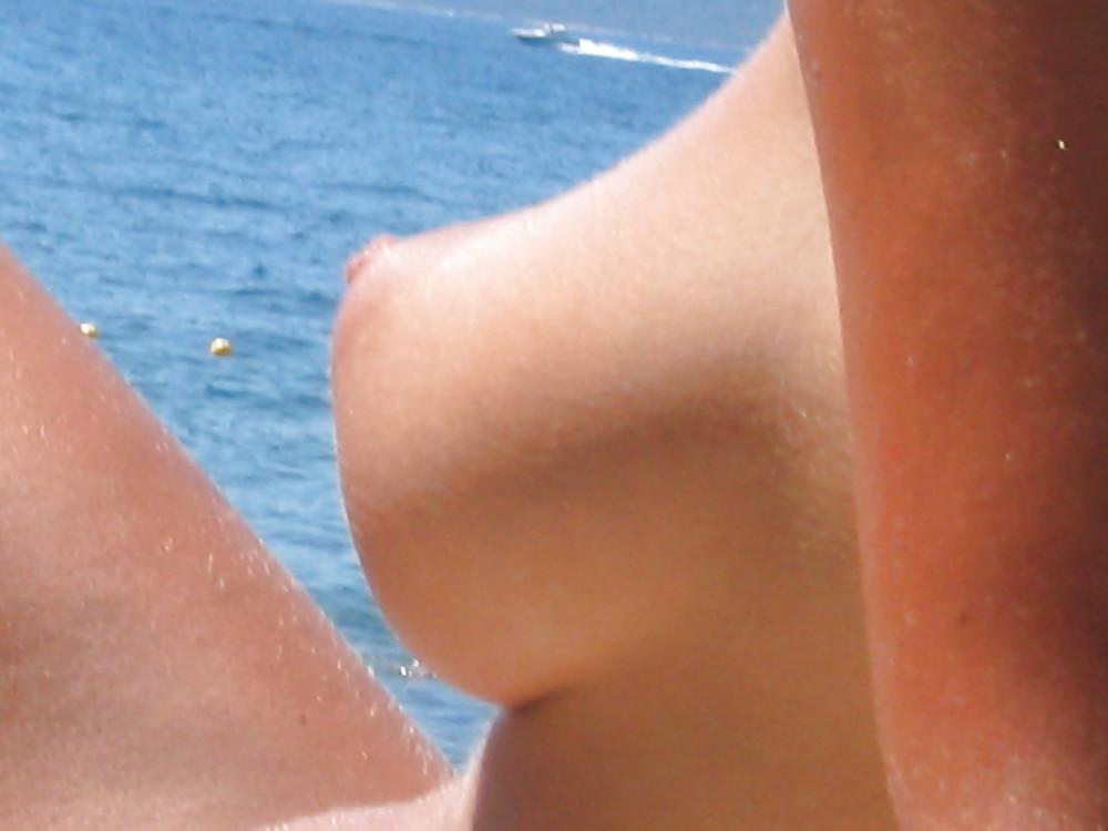 25P Sunbathing topless in the Sun