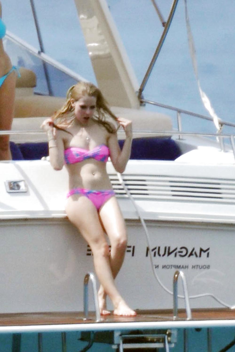 25P Avril Lavigne - What an hot Ass !!!