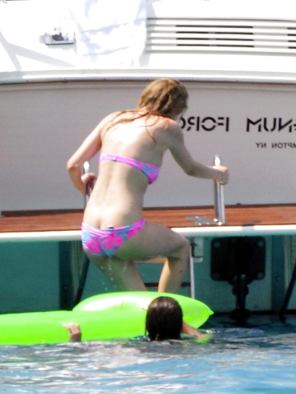 25P Avril Lavigne - What an hot Ass !!!