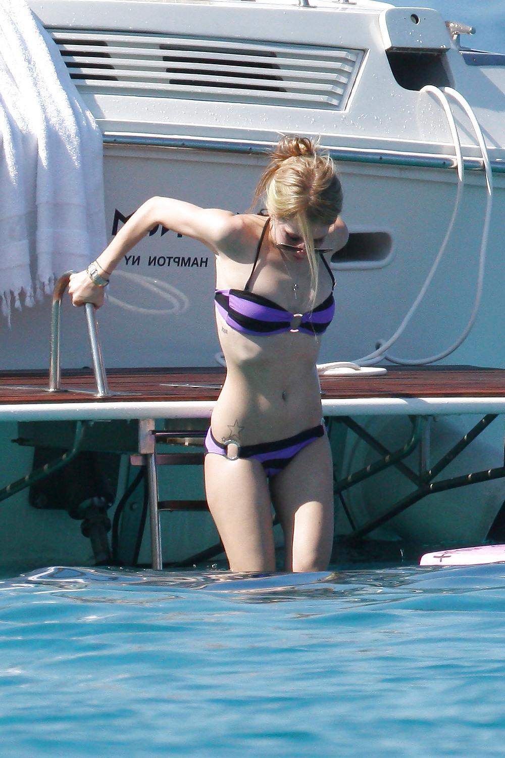 25P Avril Lavigne - What an hot Ass !!!