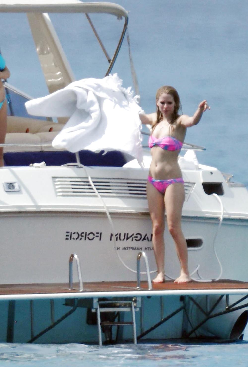 25P Avril Lavigne - What an hot Ass !!!