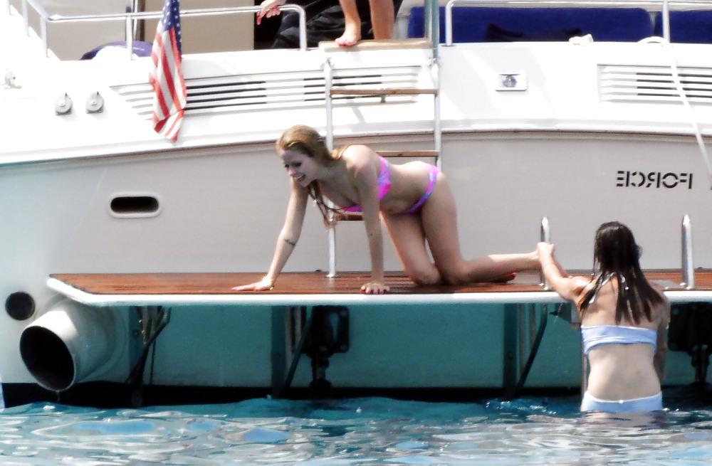 25P Avril Lavigne - What an hot Ass !!!