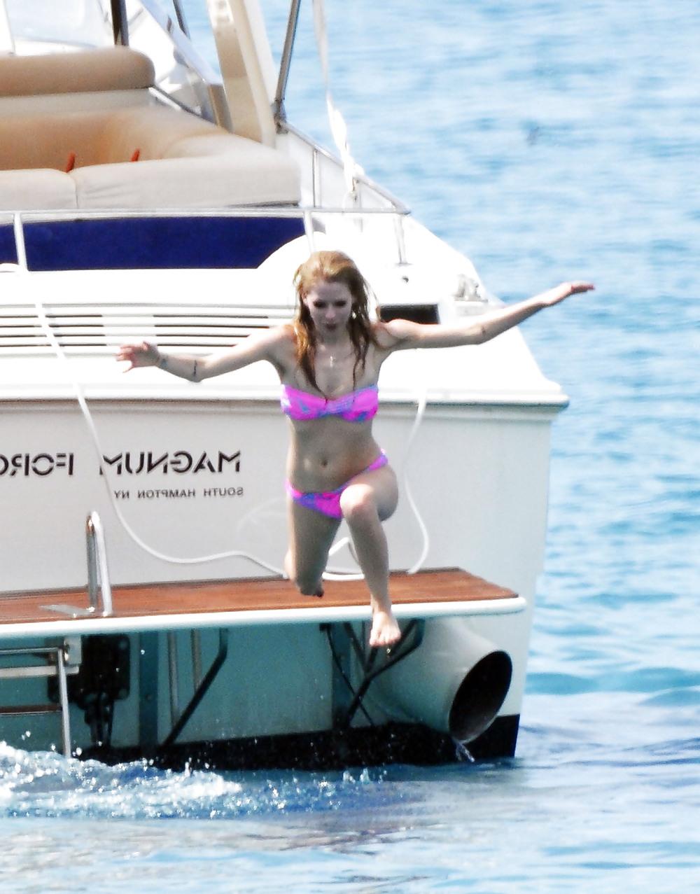 25P Avril Lavigne - What an hot Ass !!!