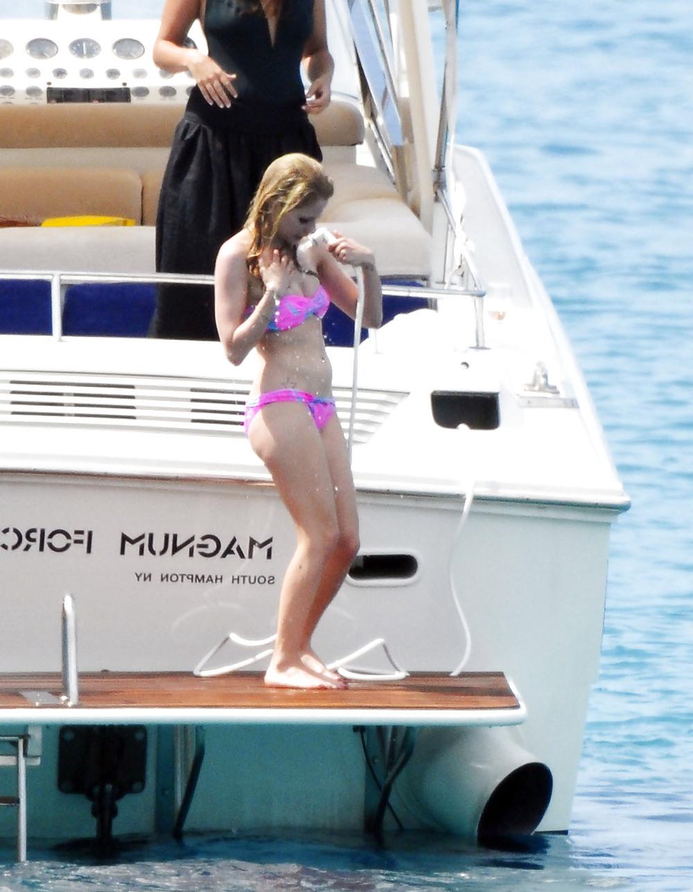 25P Avril Lavigne - What an hot Ass !!!