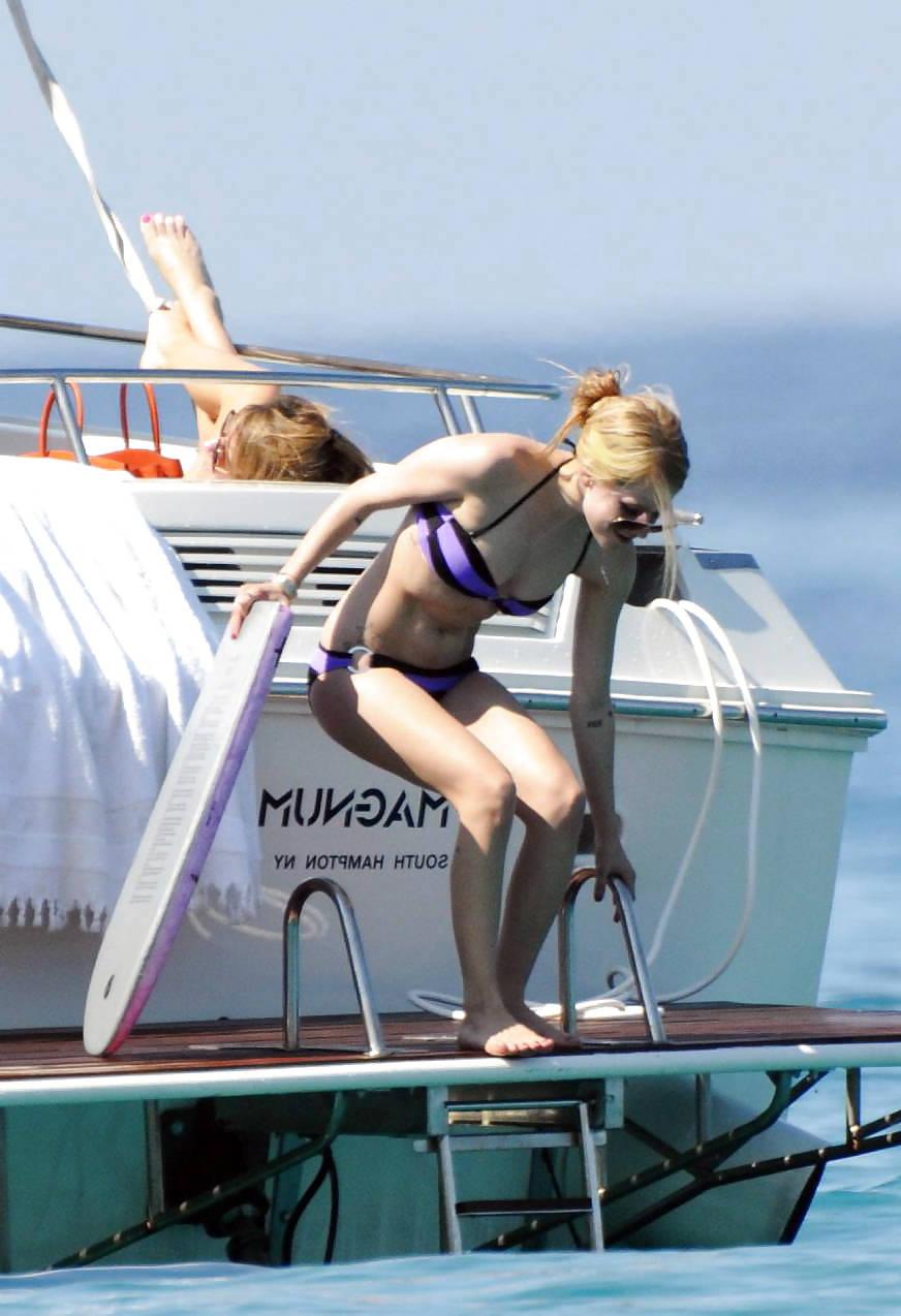 25P Avril Lavigne - What an hot Ass !!!