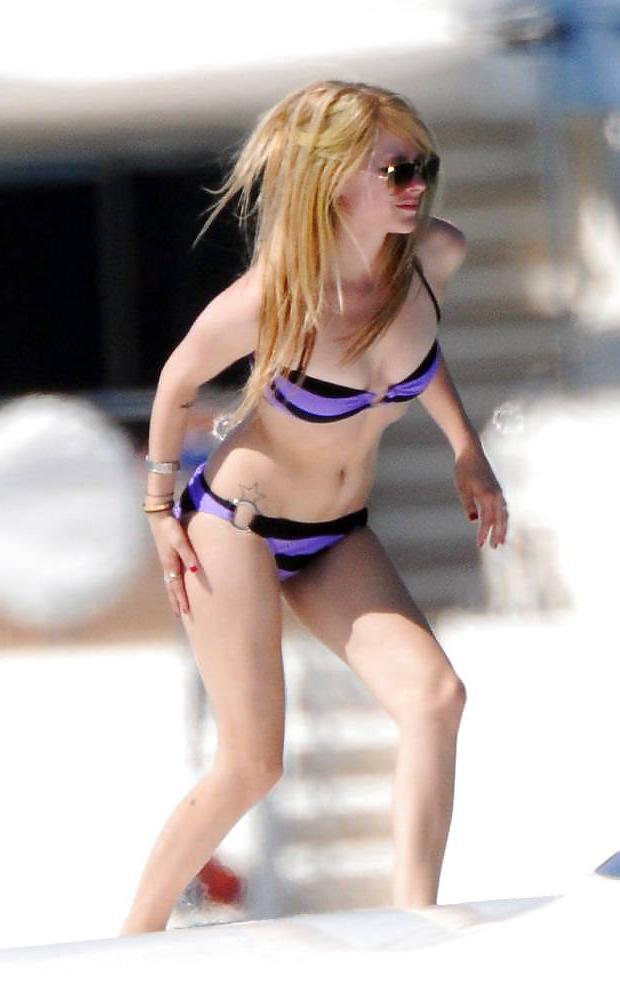 25P Avril Lavigne - What an hot Ass !!!