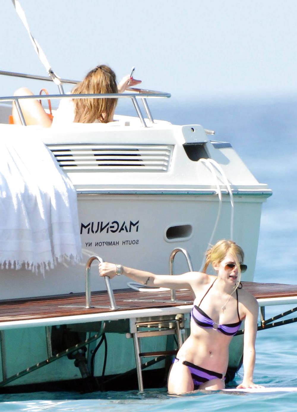25P Avril Lavigne - What an hot Ass !!!