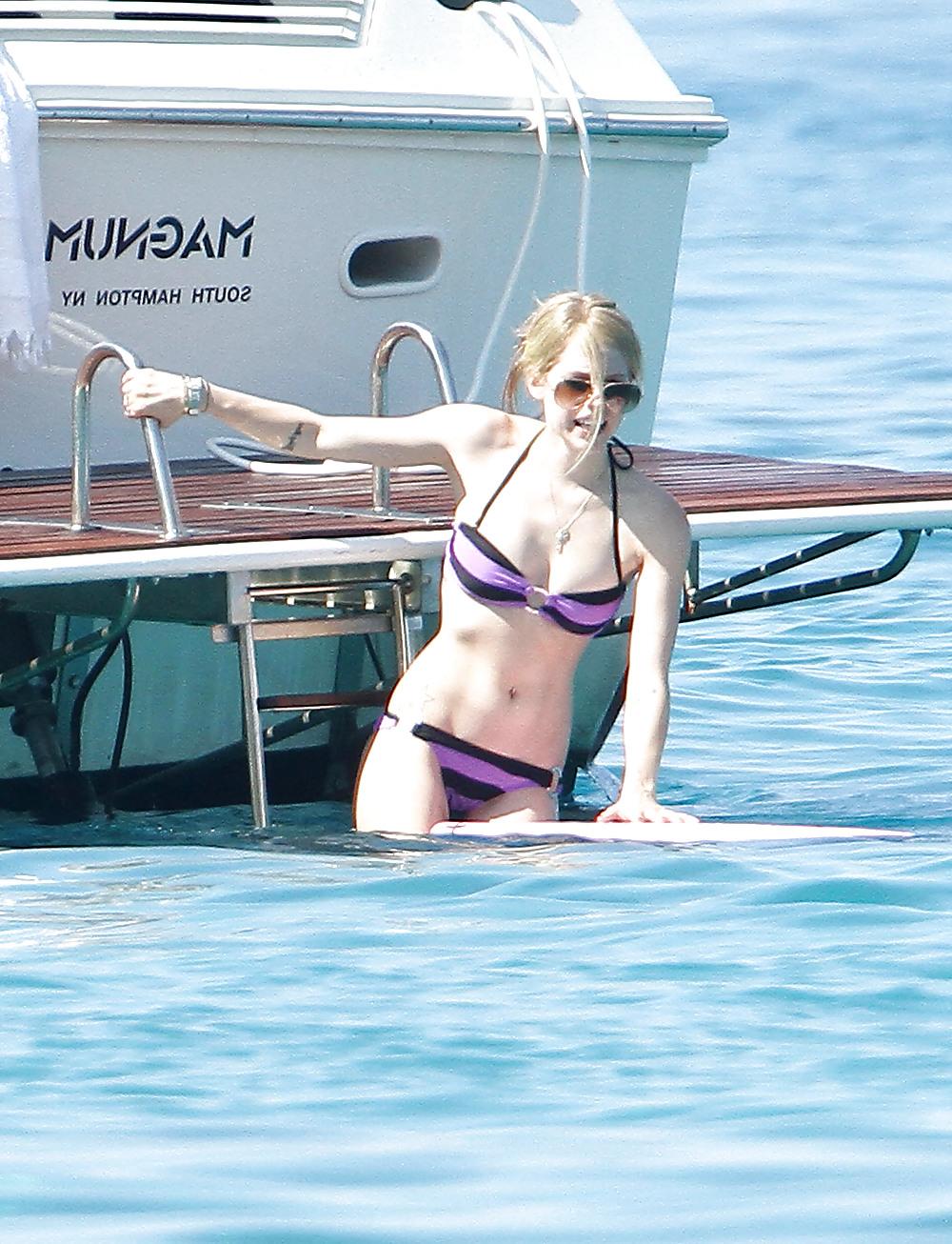 25P Avril Lavigne - What an hot Ass !!!