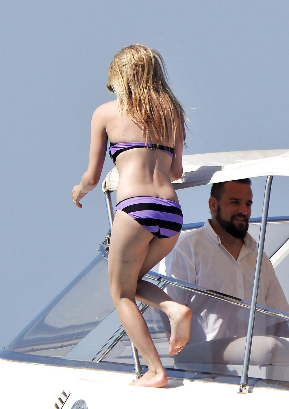 25P Avril Lavigne - What an hot Ass !!!