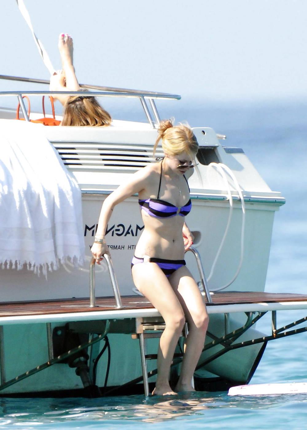 25P Avril Lavigne - What an hot Ass !!!