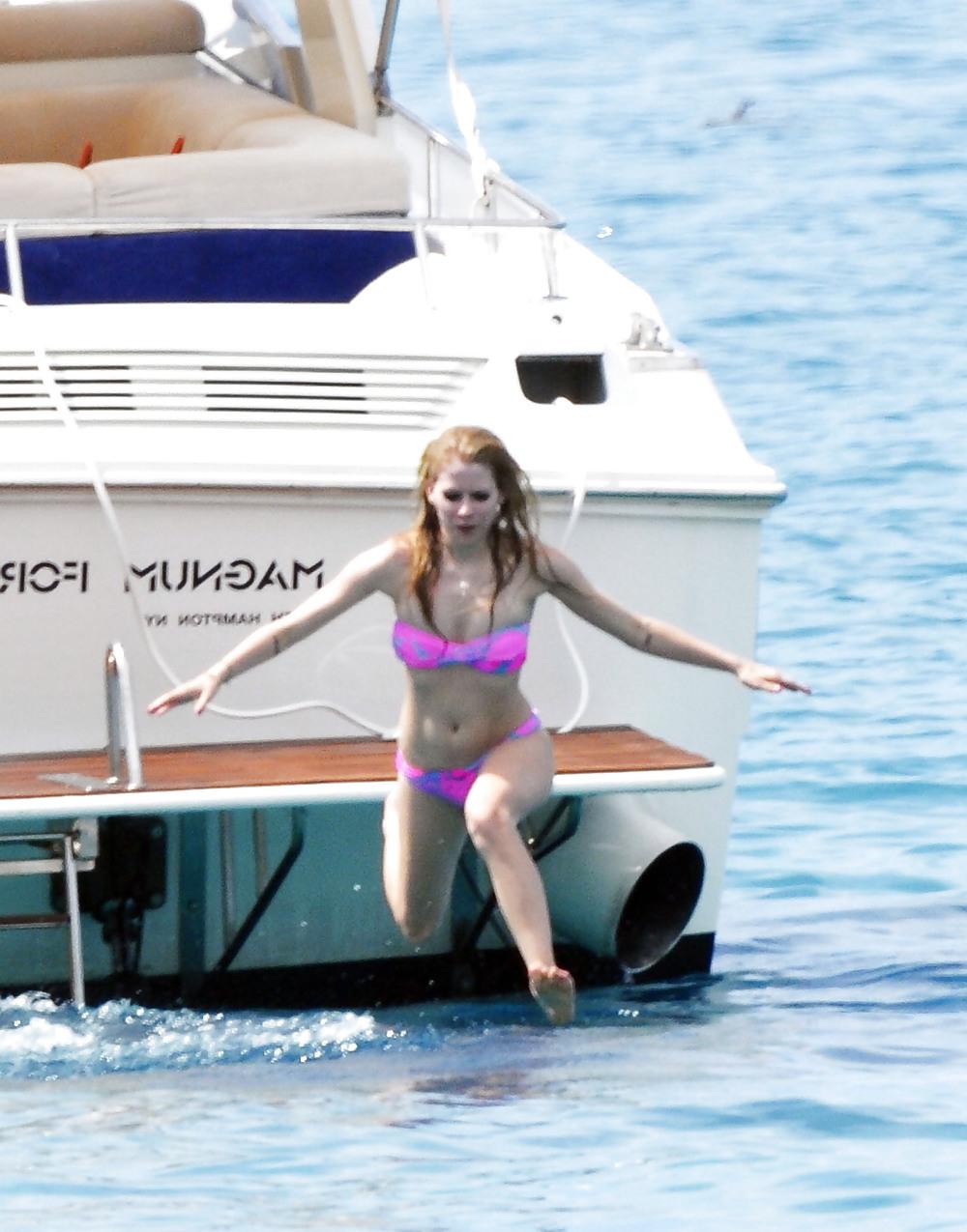25P Avril Lavigne - What an hot Ass !!!