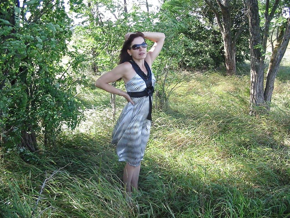 20P Mature hotwife Irina posing outdoor
