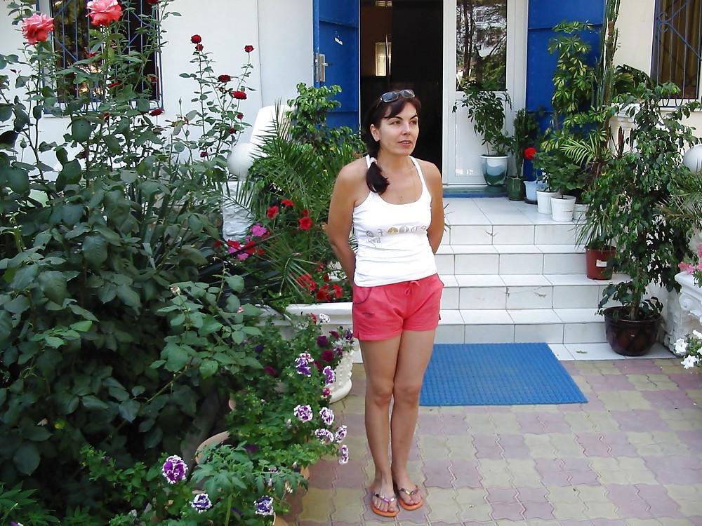 20P Mature hotwife Irina posing outdoor