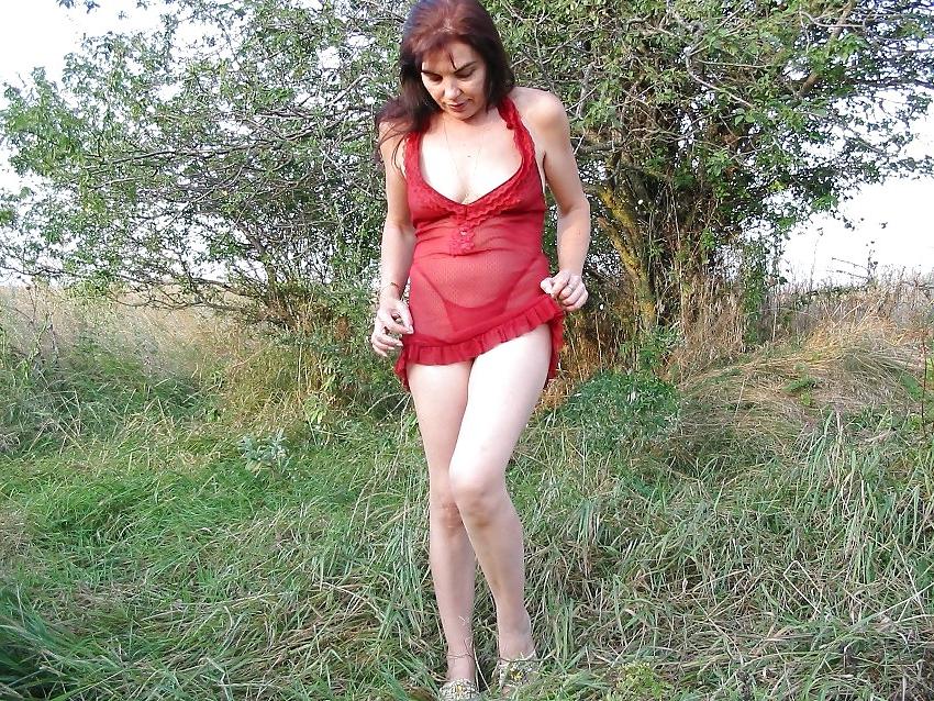 20P Mature hotwife Irina posing outdoor