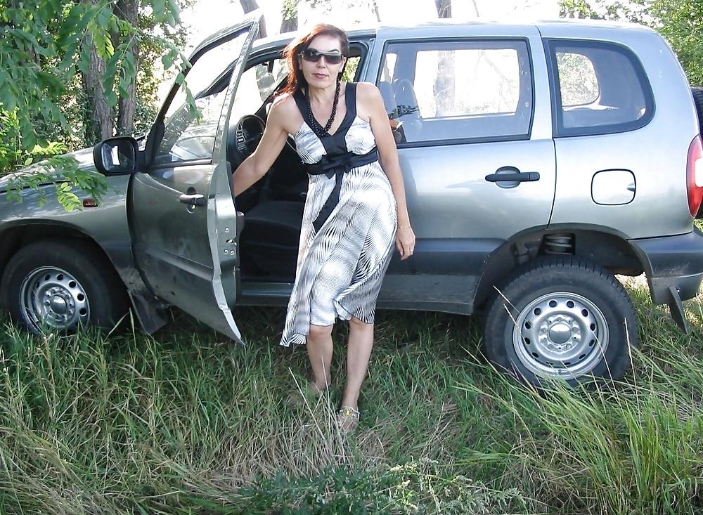 20P Mature hotwife Irina posing outdoor