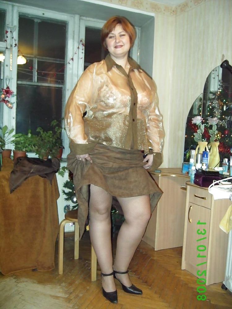 20P Older women show her tits.