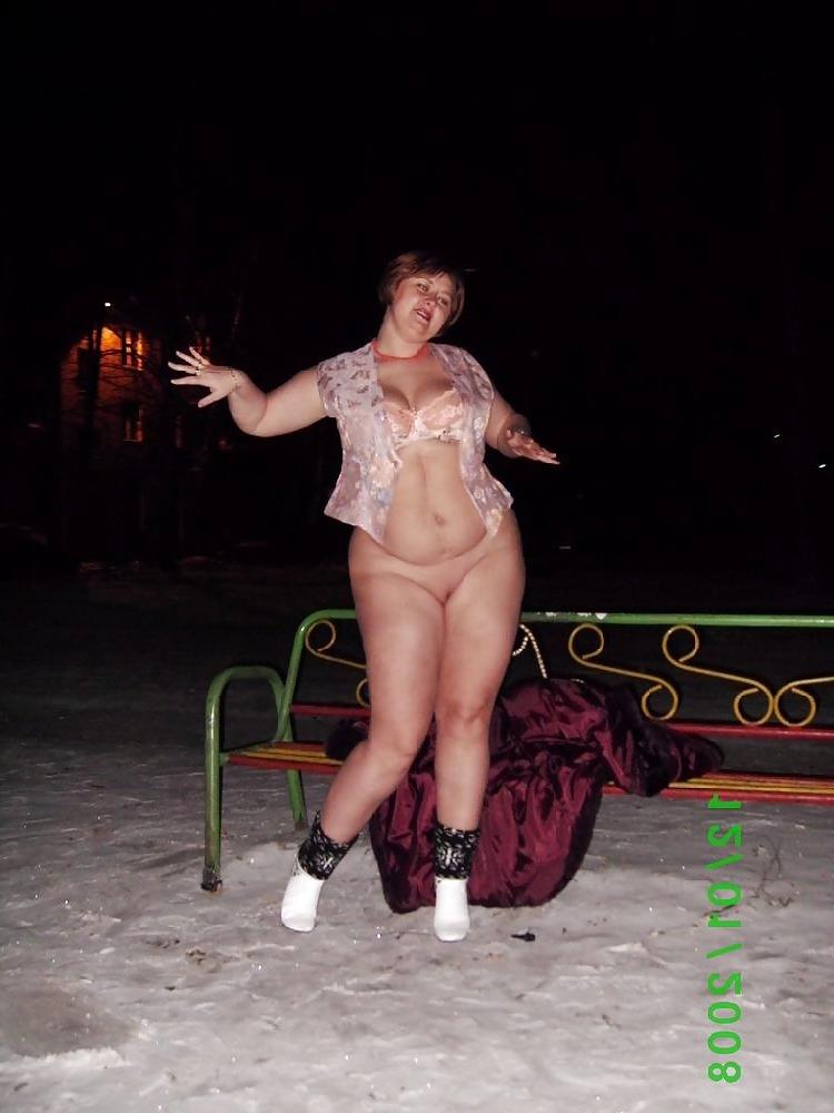 20P Older women show her tits.