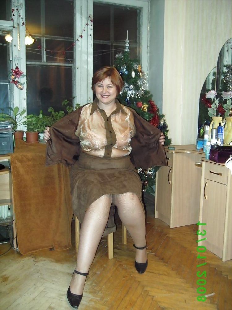 20P Older women show her tits.