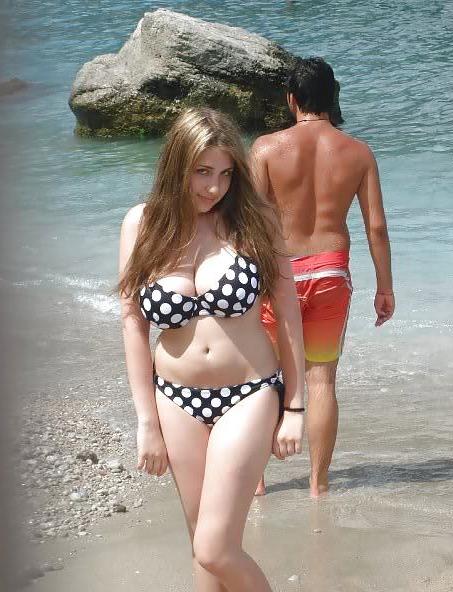 25P Big tits bikini