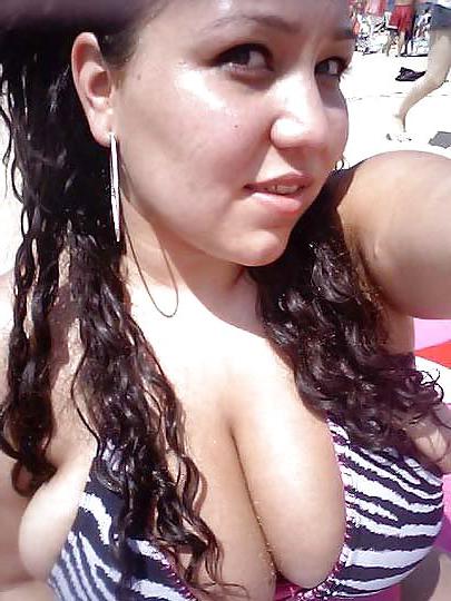 25P Big tits bikini