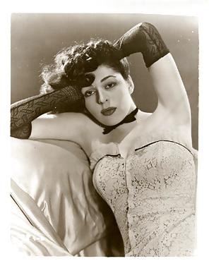 25P Lovely vintage women 18 (non-nude)