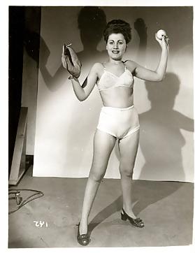 25P Lovely vintage women 18 (non-nude)