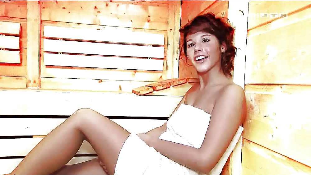 4P Sarah Engels geil in der Sauna