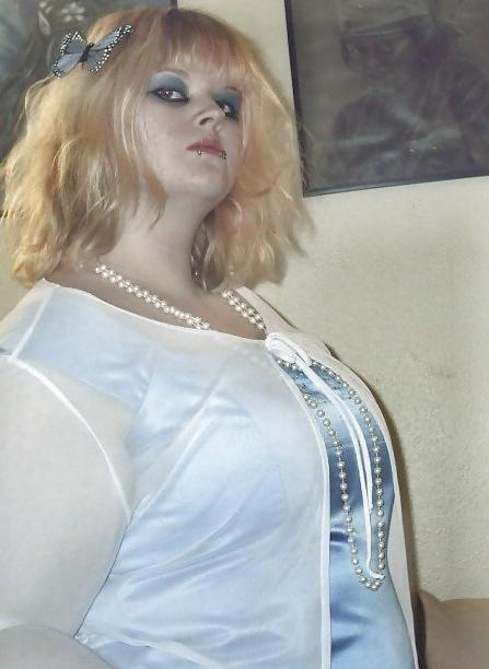 25P Goth Plumper strips after her Prom