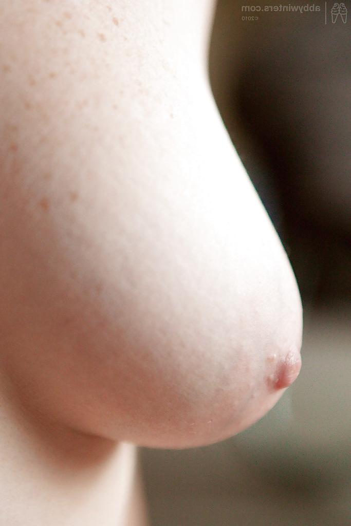 16P Zum ersten Mal nackt für das Amateurmädchen Laria und ihre großen, natürlichen Titten