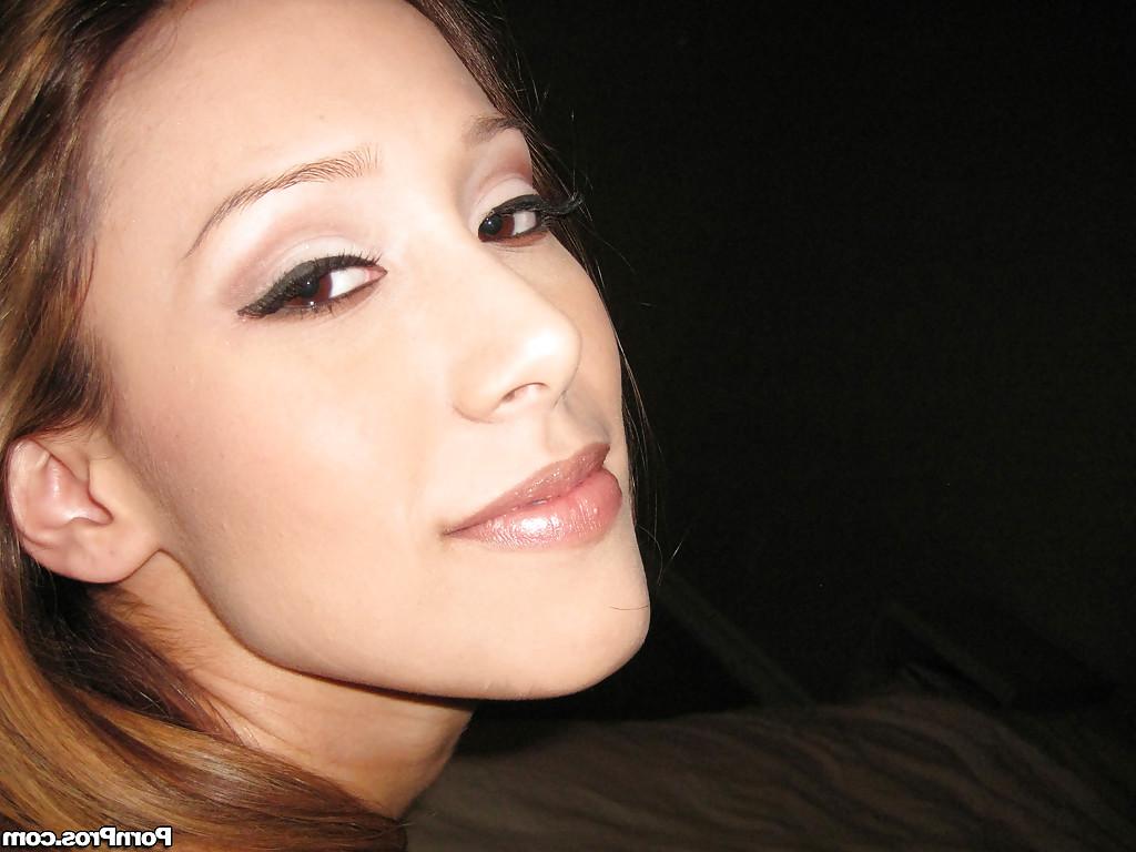16P Asian ex-girlfriend Taryn Kemp posing naked for her boyfriend
