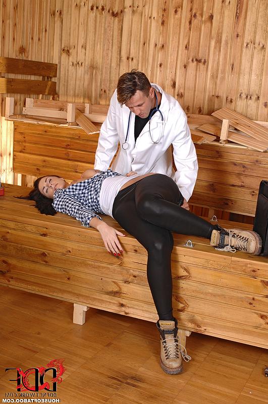 11P BDSM fetish action with Paige Turnah bound and fingered by mad doctor