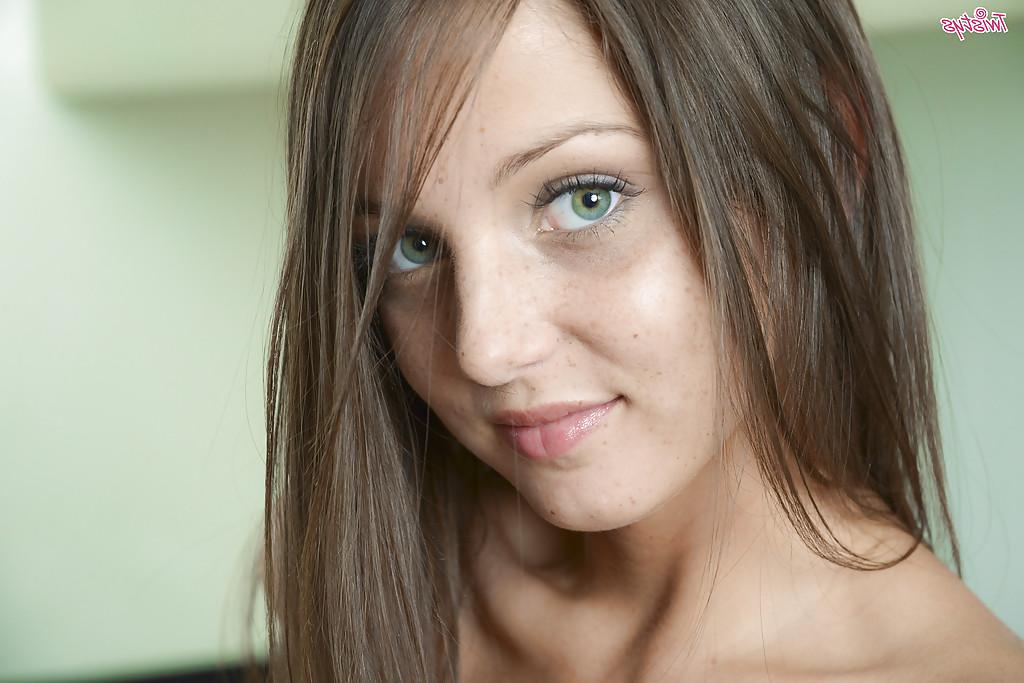 16P Super cute European pornstar babe Foxy Di with exceptional figure