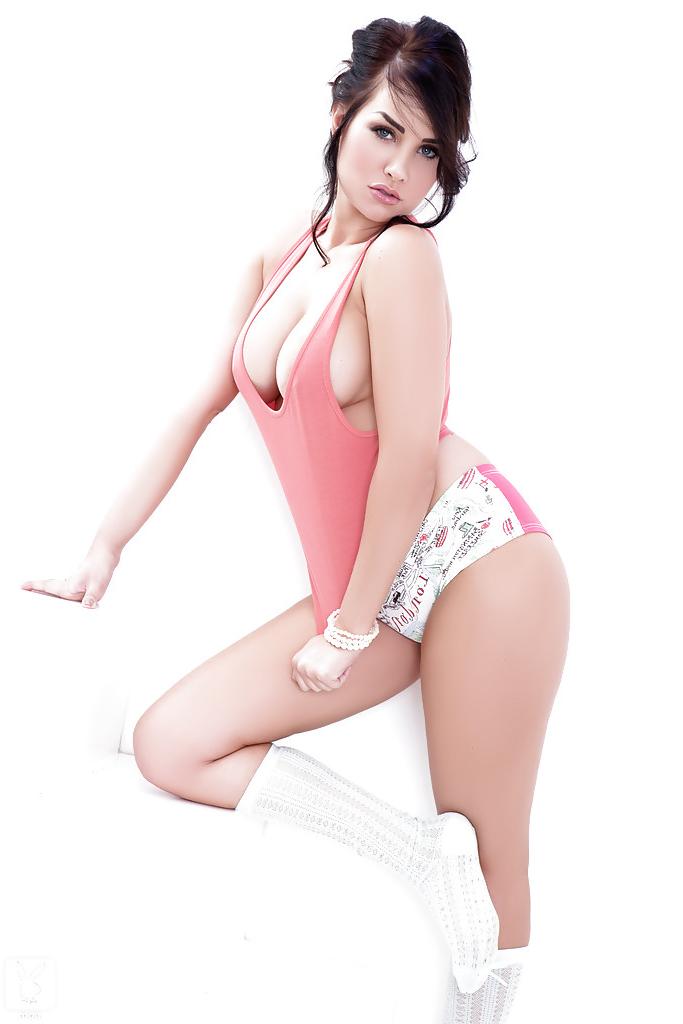 16P Booty darling Ann Denise prefers showing pussy and jilling it