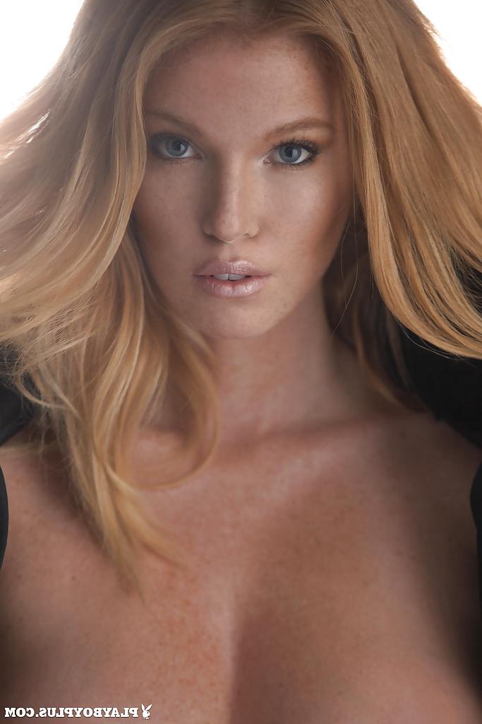 16P Goddess blonde Elizabeth Ostrander shows us an outstanding strip show