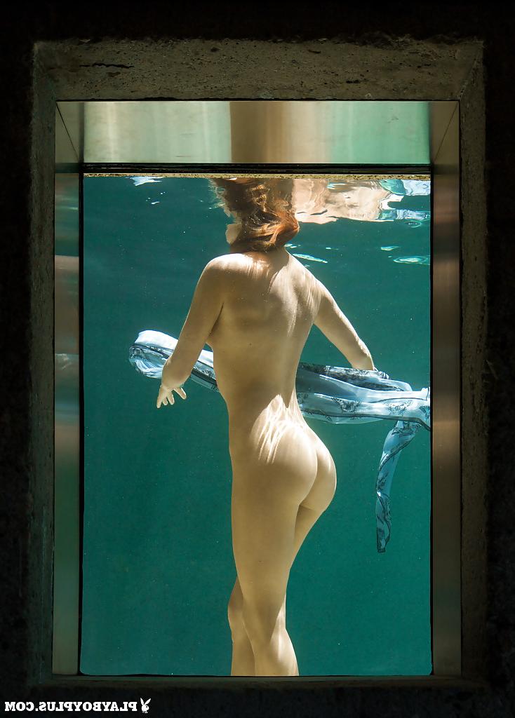 16P Outstanding model with pretty face Gia Marie is posing naked