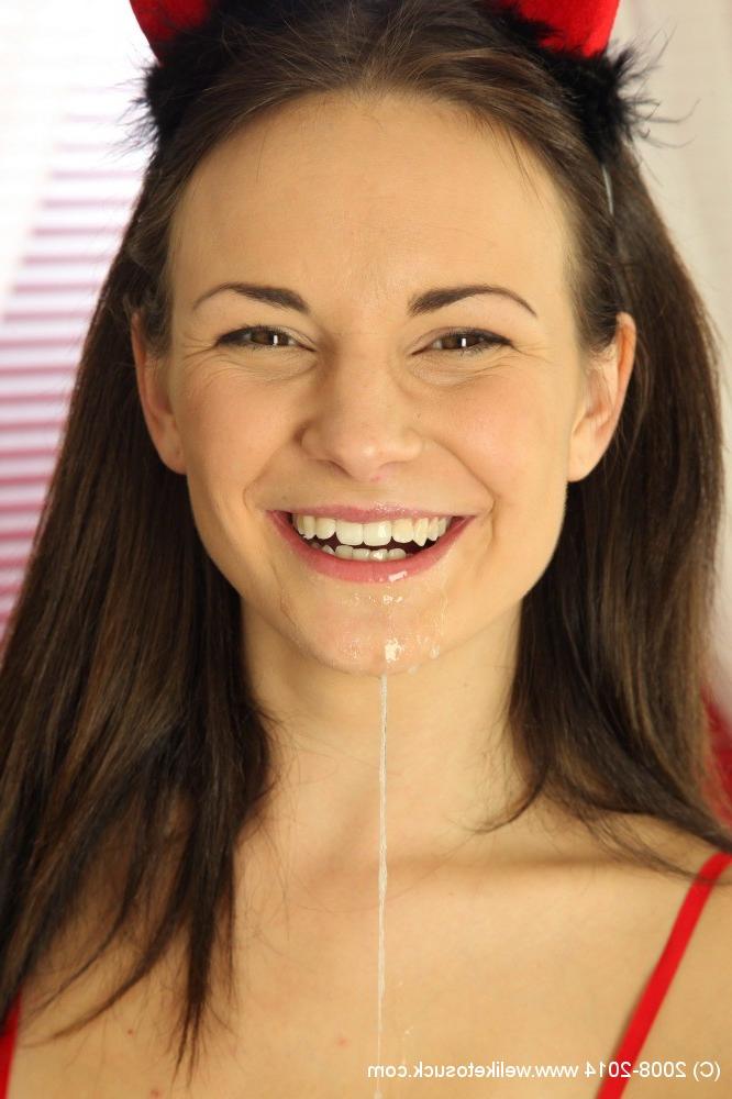16P Sexy smiling brunette Quincy is sucking a hard prick in close-up