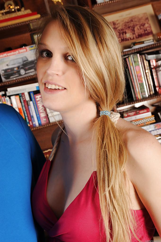 16P Blonde pregger Amanda Bryant spreads legs for hairy muff pounding