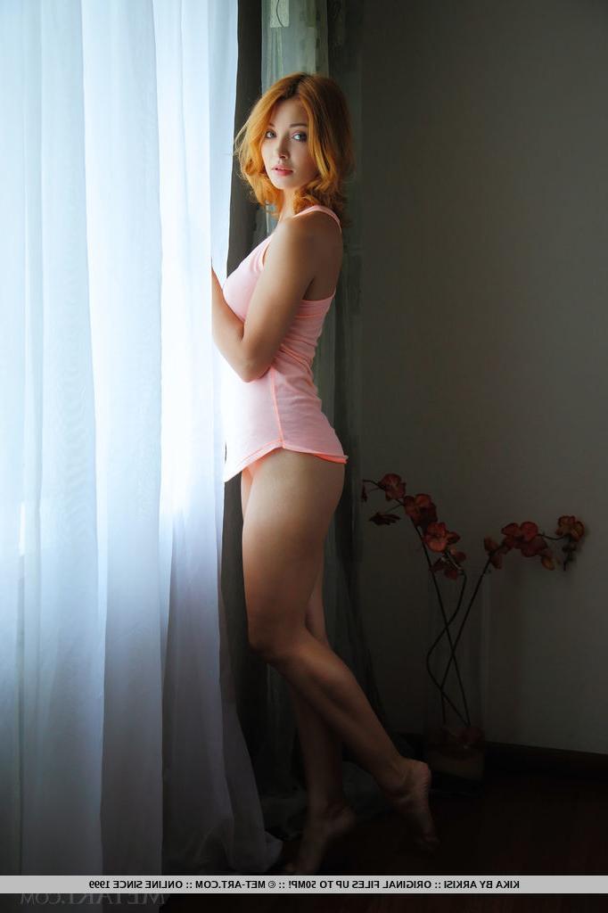 18P Redheaded glamour babe exposing big natural teen tits and ass