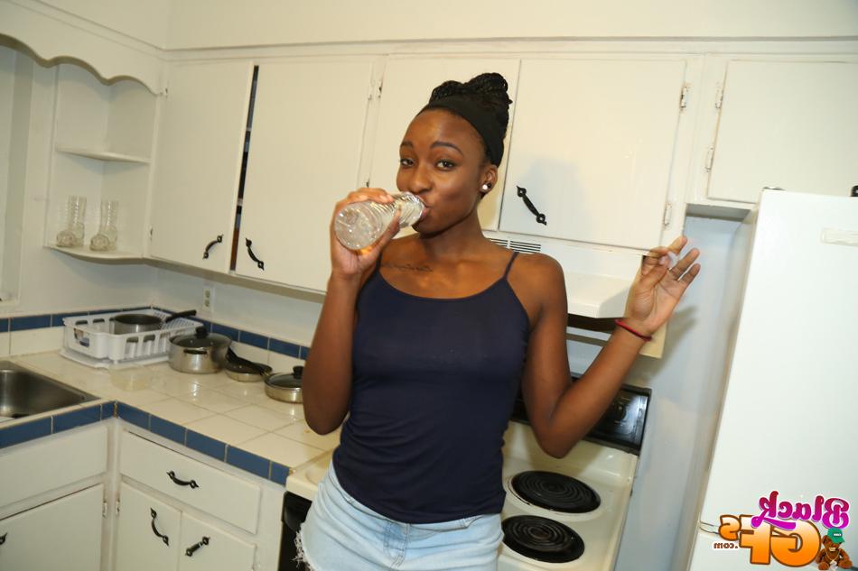 16P Awesome amateur ebony Naomi shows off her big black boobies!