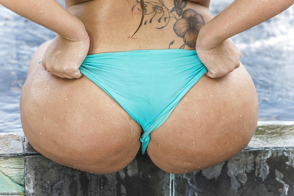 16P European chick Klara Gold shows off her ass right in the pool