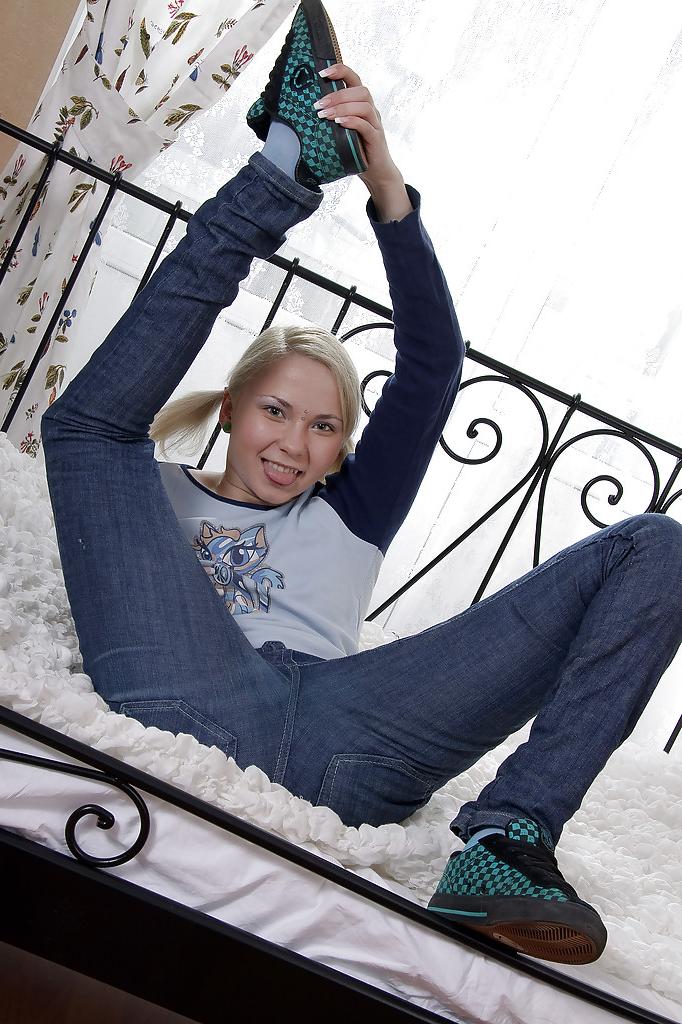 16P Nasty teen girl Sonja J lets her boyfriend drill her holes with a toy