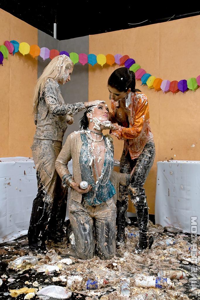 16P Lascivious european fetish ladies are into messy foodplay
