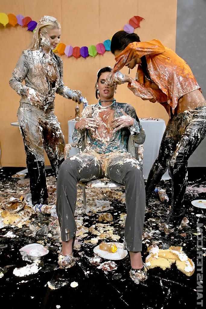 16P Lascivious european fetish ladies are into messy foodplay