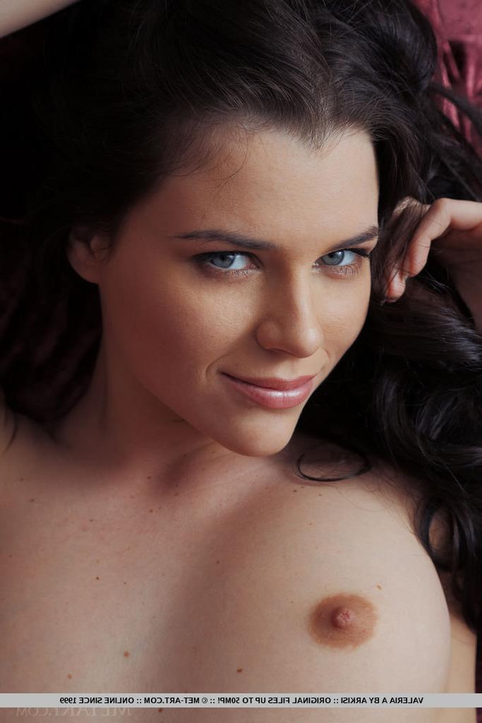 18P Lingerie clad Valeria A shows cameltoe & strips to show pussy in bare feet