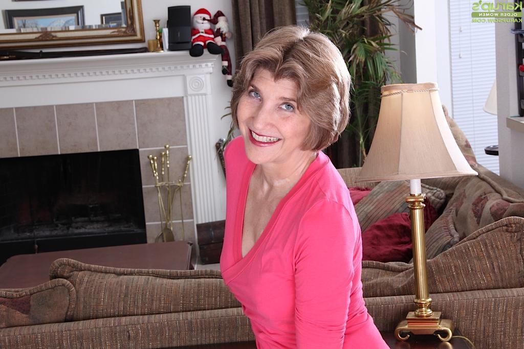 16P Experienced lady Bossy Ryder fingering her hairy granny twat