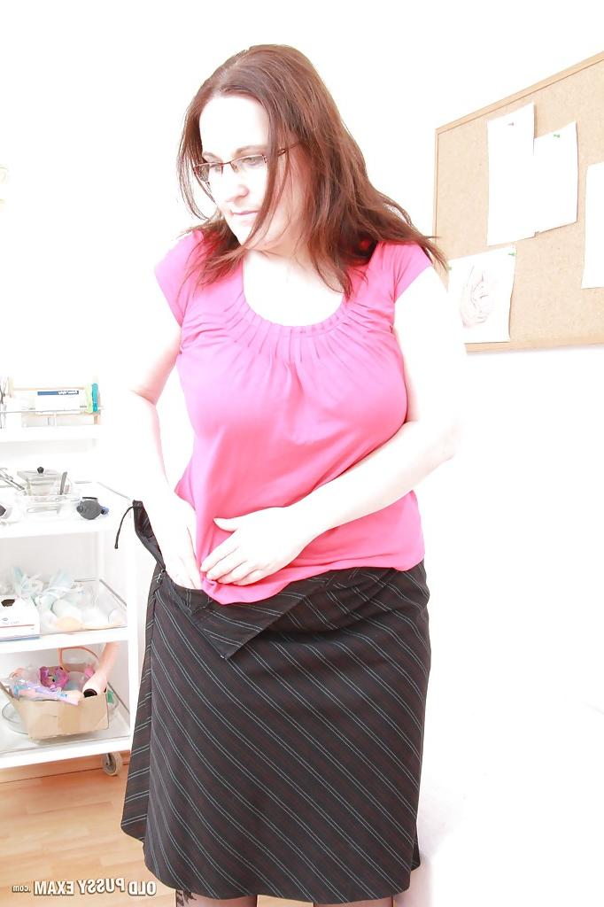 16P Fatty mature gal with big saggy jugs gets her twat examed by naughty gyno