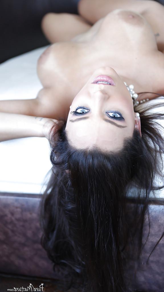 16P Outstanding mature slut Liza Del Sierra poses like a centerfold