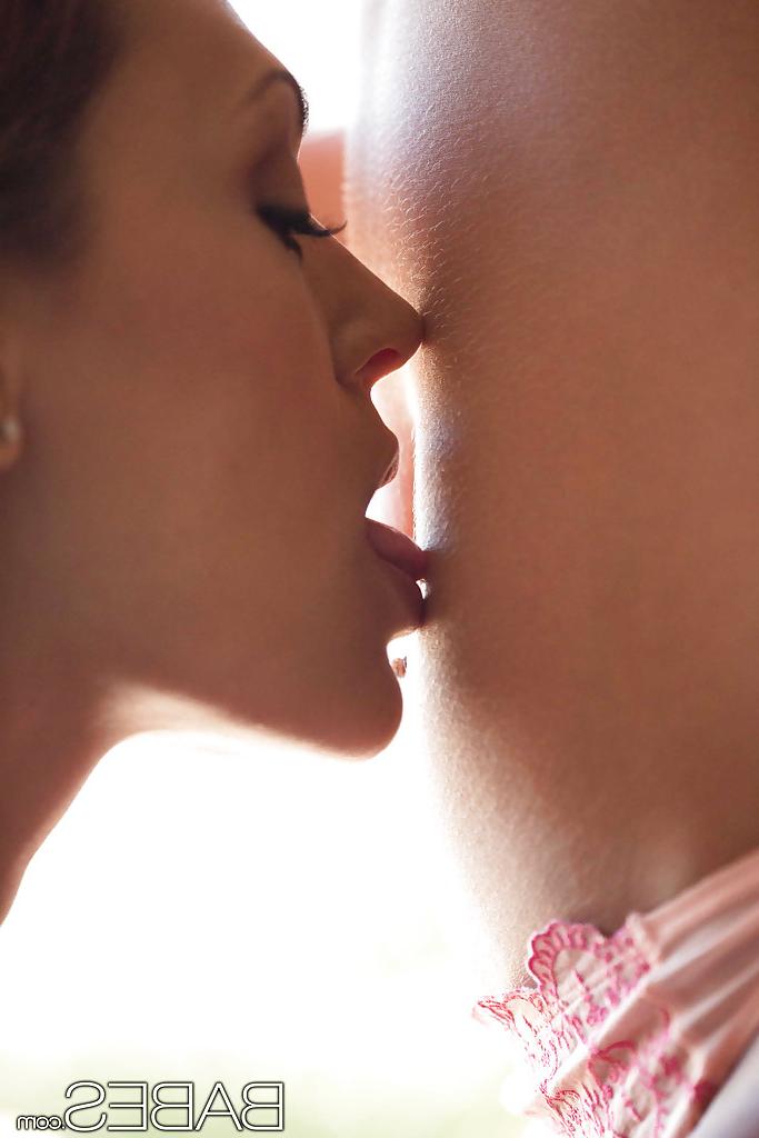 16P Amazingly sexy ladies performs a sizzling pussy licking scene