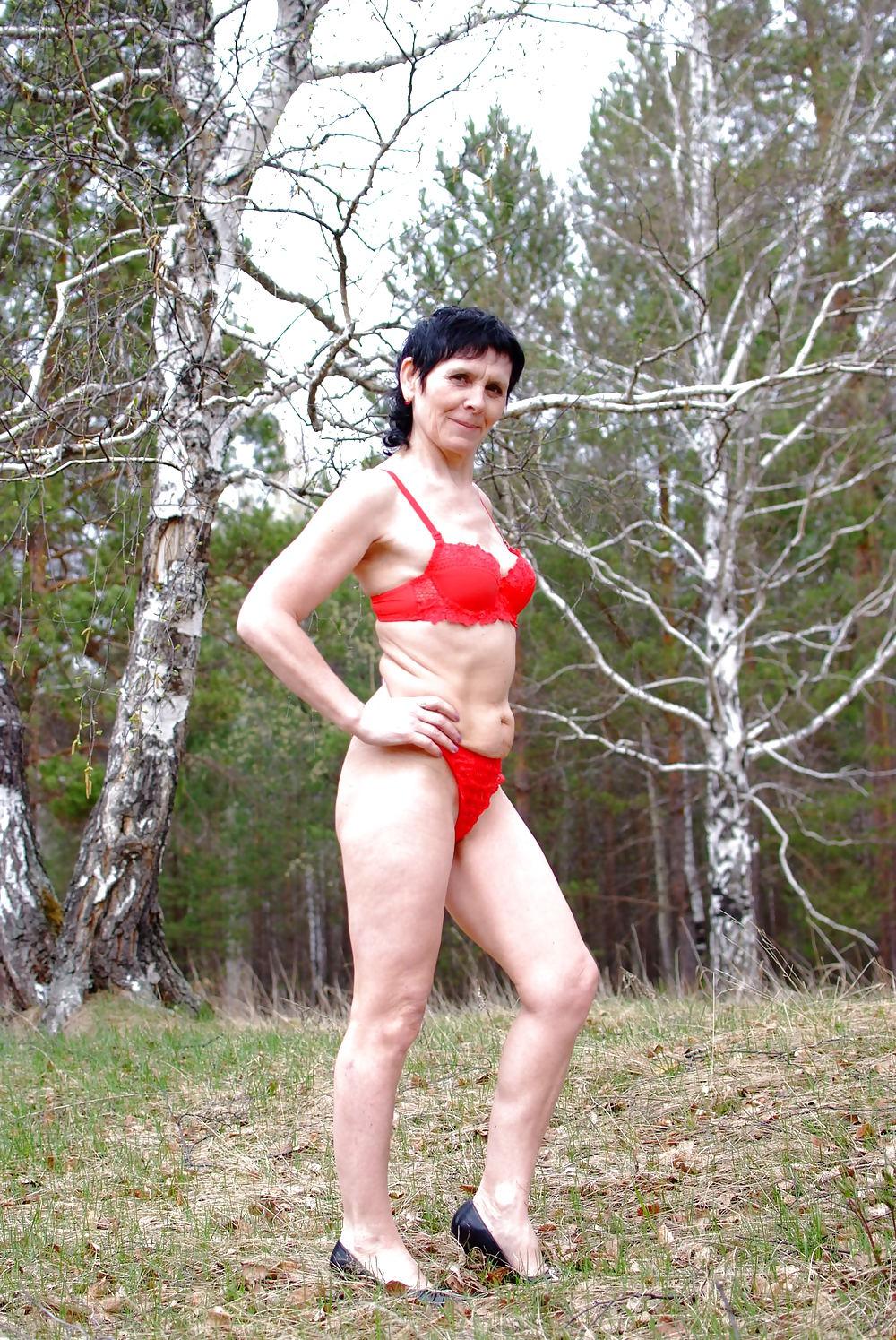 8P Russian milf posing